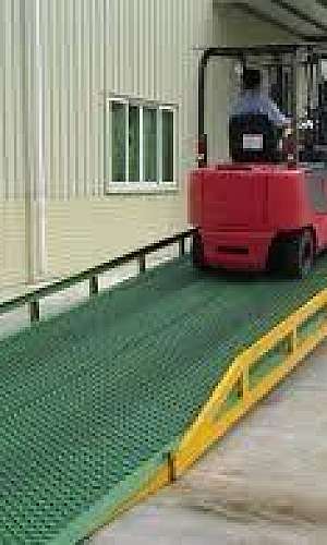 Rampa móvel para carga e descarga Rampa móvel para carga e descarga